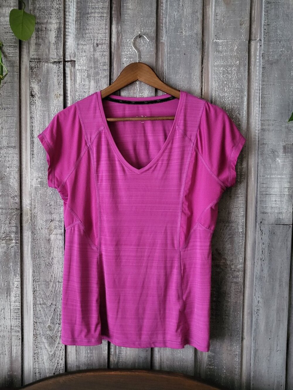Magenta Purple V-Neck Cap Sleeve Activewear Athletic Top M